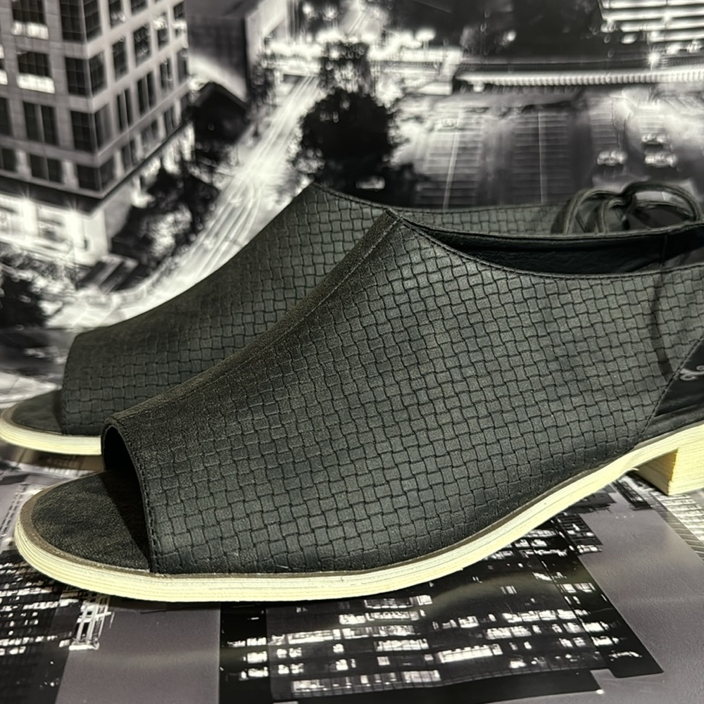Journee Collection Peep Toe Flats - Picture 4 of 9